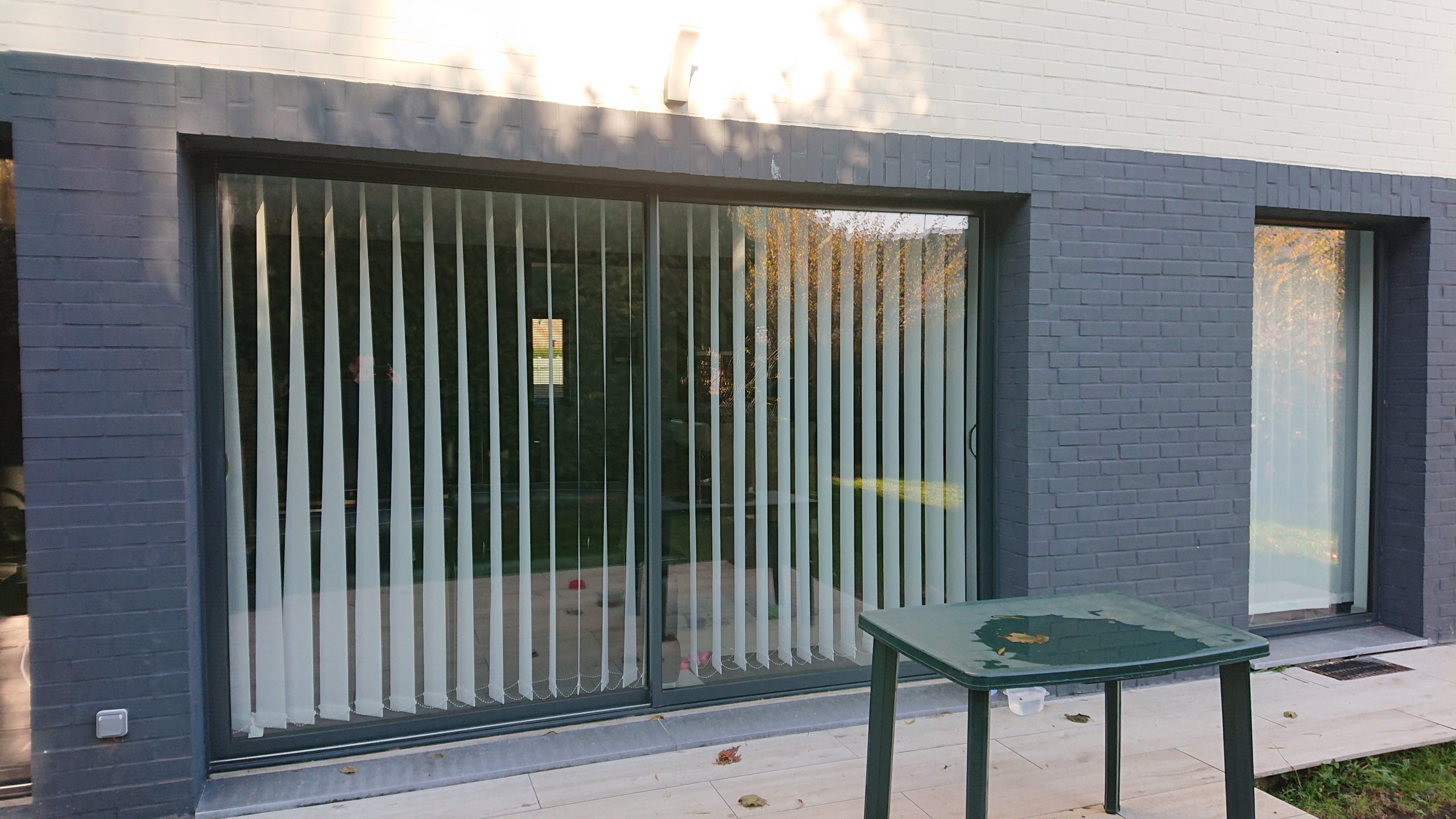 Baie coulissante Chantier Aluminium avec fenêtres, baies coulissantes Aluminium, porte de garage et porte d'entrée Aluminium couleur Anthracite RAL 7016,