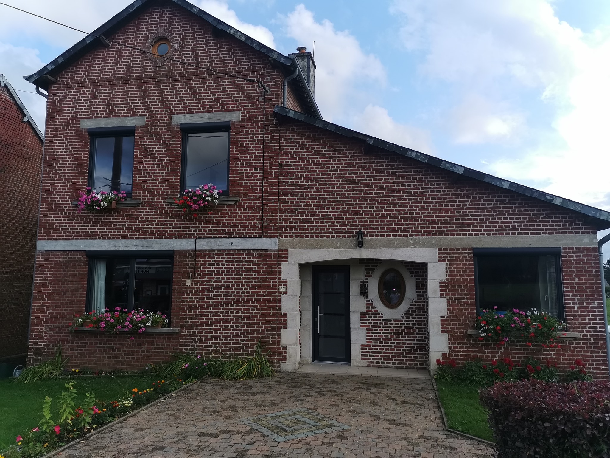 Changement de menuiseries en µPVC gris Anthracite Changement de fermetures PVC, Remplacement de menuiseries en PVC, Remplacement de fenêtres PVC, Changement de porte d'entrée PVC vitrée, volets roulants à Auvillers-les-Forges dans les Ardennes (08)