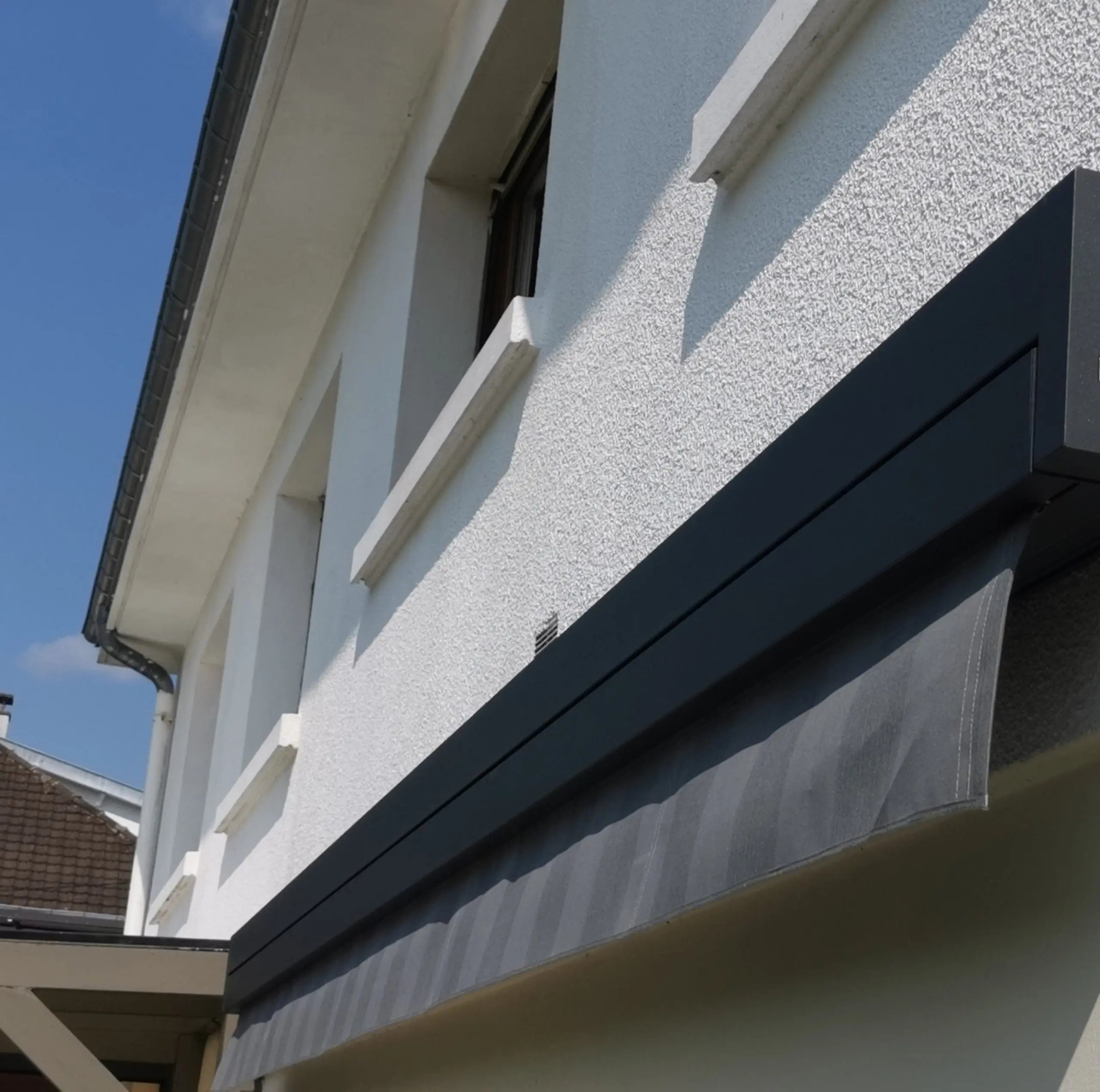 Cofffre store toile grise Store Store banne Store coffre Store autonome Store solaire Store zip Store vertical Store occultant Brise soleil orientable Volet solaire orientable Store bannette Store corbeille Stores terrasse Store fenêtre Store vérandas Store de pergola à Floing près de Sedan