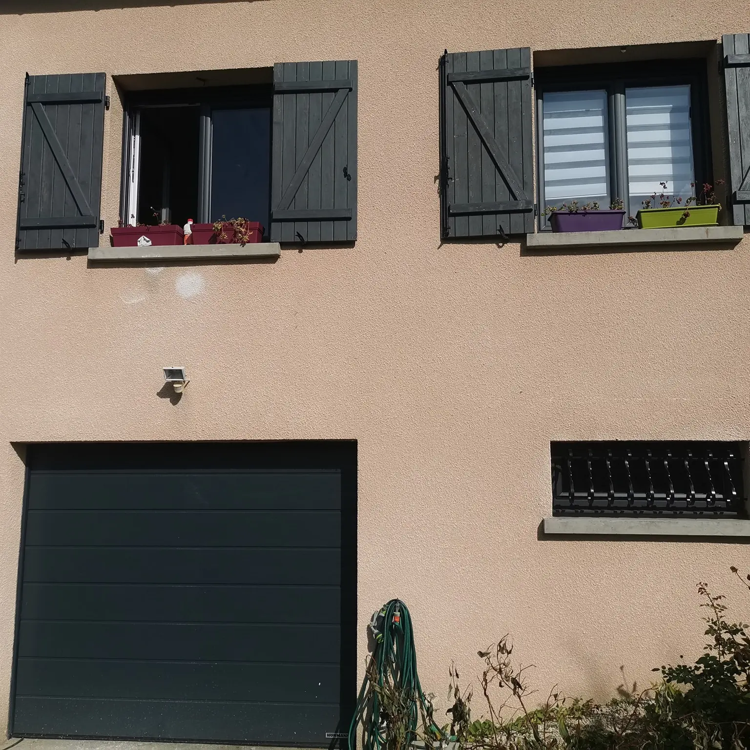 Façade arrière rénovation complète d'huisseries en PVC Anthracite Remplacement de menuiserie, rénovation complète d'une maison avec des fenêtres en PVC Anthracite Porte de garage Porte de garage sectionnelle Porte de garage motorisée Moteur porte de garage Porte de garage avec porte intégrée Porte de garage automatique Grille métallique Porte de garage accordéon Pose porte de garage porte de garage sectionnelle plafond Porte de garage motorisée Porte de garage Aluminium Porte de garage sur mesure