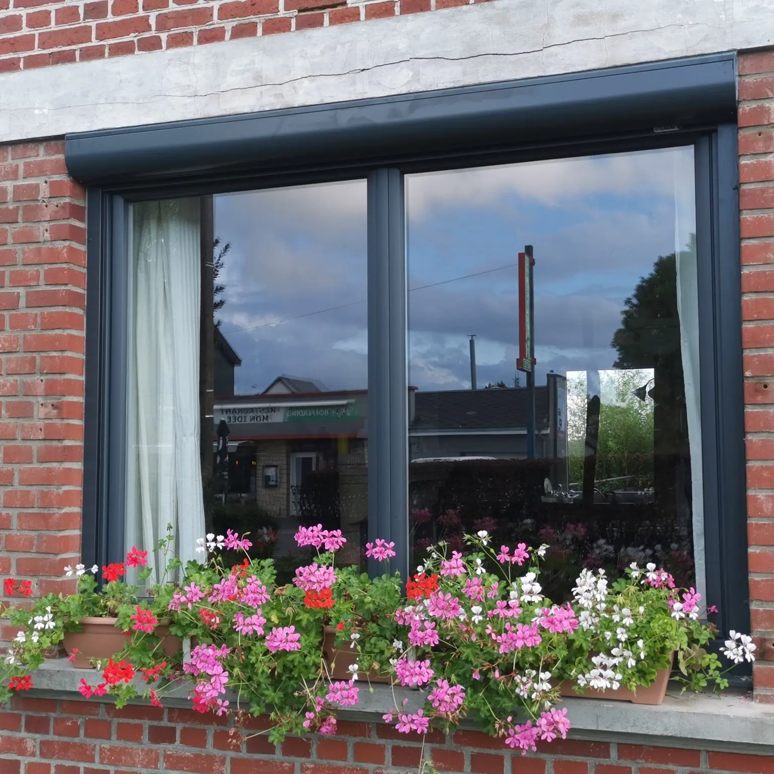 Fenêtre PVC 2 vantaux et volet roulant caisson mini gris anthracite Fenêtre PVC Gamme 70 mm Porte-Fenêtre PVC Gamme 70 mm Menuiserie PVC Gamme 70 mm Huisserie PVC Gamme 70 mm à Auvillers-Les-Forges dans les Ardennes (08)