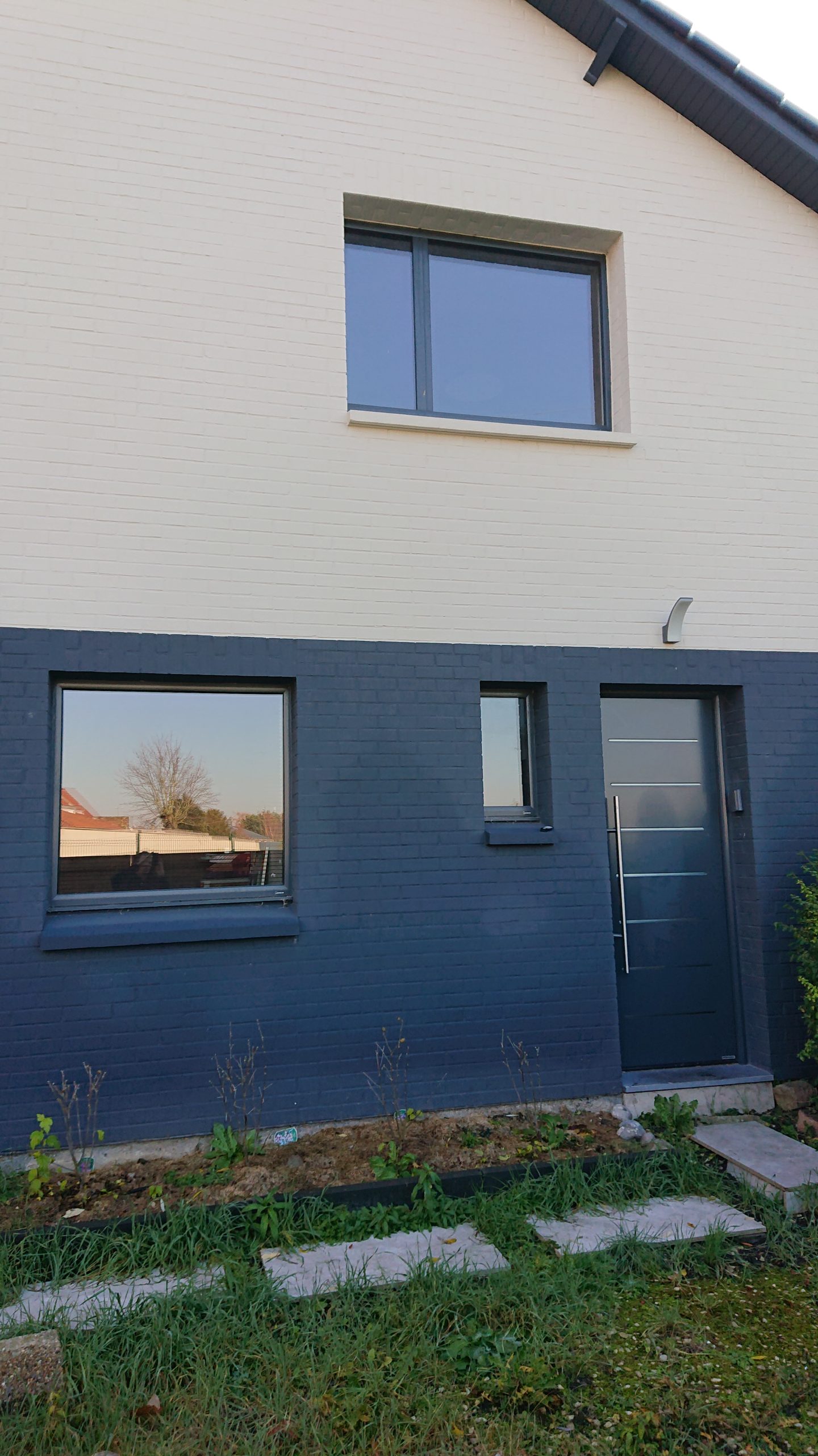 Fenêtres Aluminium Chantier Aluminium avec fenêtres, baies coulissantes Aluminium, porte de garage et porte d'entrée Aluminium couleur Anthracite RAL 7016,
