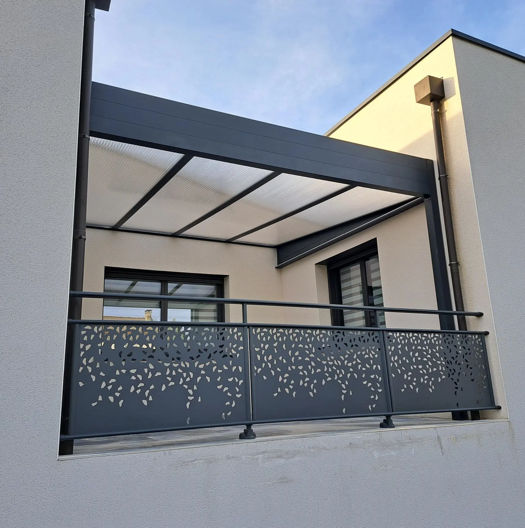 Pergola à toit fixe et garde corps Pergola Pergola bioclimatique Pergola Aluminium Pergola adossée Pergola autoportée Pergola à lames orientables Pergola rétractable Pool House Pergola à toile rétractable Carport Garde corps Aluminium Garde corps en verre Garde corps découpe laser Clôtures Aluminium Claustra Aluminium Palissade Aluminium Brise vue Aluminium