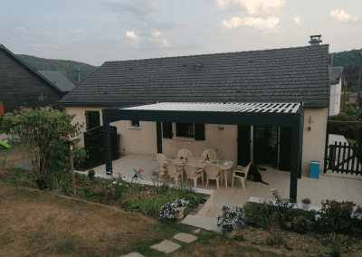 Pergola bioclimatique avec store vertical à Bogny-sur-Meuse (08)