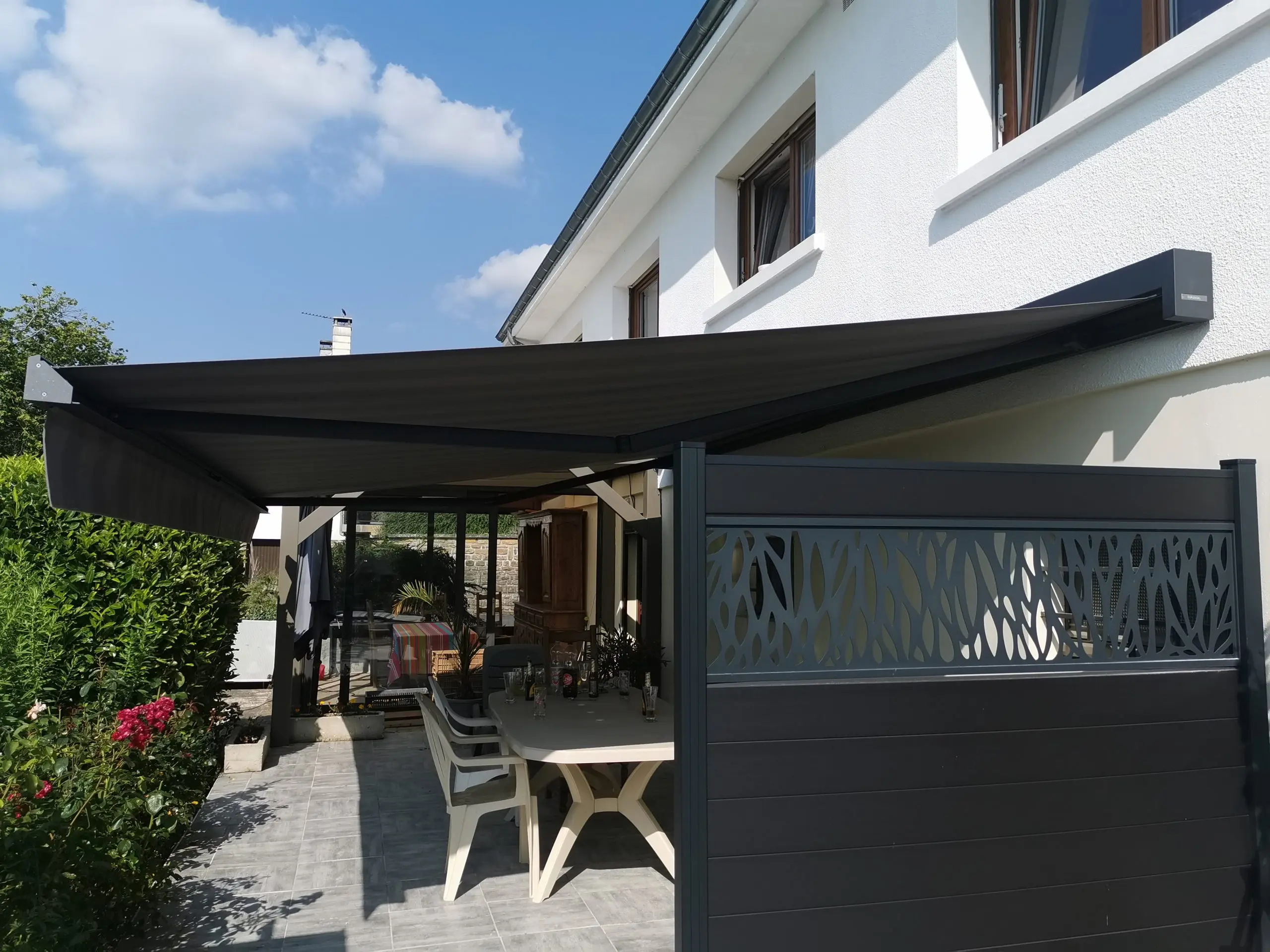 Sote banne déplié Store Store banne Store coffre Store autonome Store solaire Store zip Store vertical Store occultant Brise soleil orientable Volet solaire orientable Store bannette Store corbeille Stores terrasse Store fenêtre Store vérandas Store de pergola à Floing près de Sedan