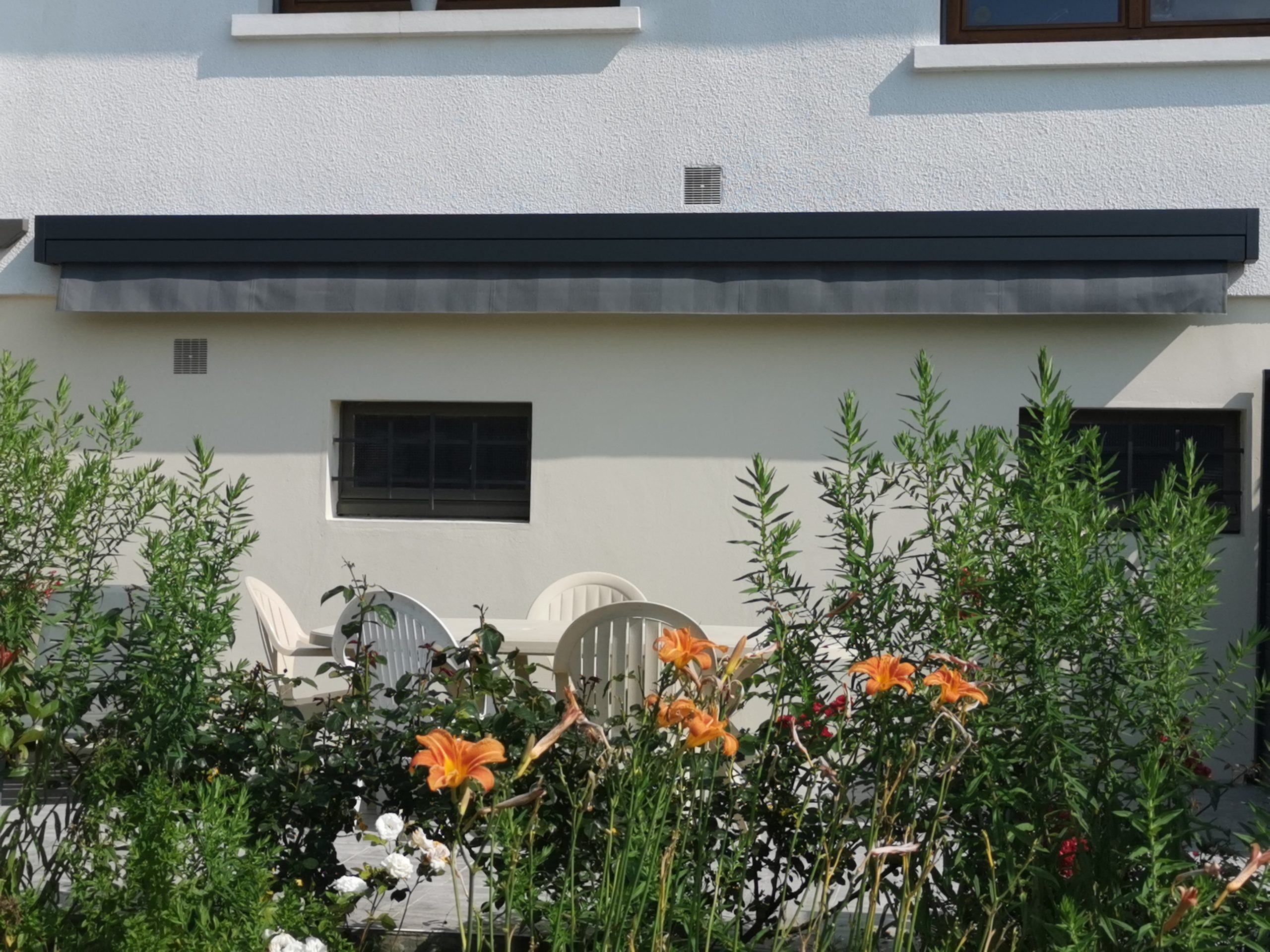 Store coffre Gris Anthracite Store Store banne Store coffre Store autonome Store solaire Store zip Store vertical Store occultant Brise soleil orientable Volet solaire orientable Store bannette Store corbeille Stores terrasse Store fenêtre Store vérandas Store de pergola à Floing près de Sedan