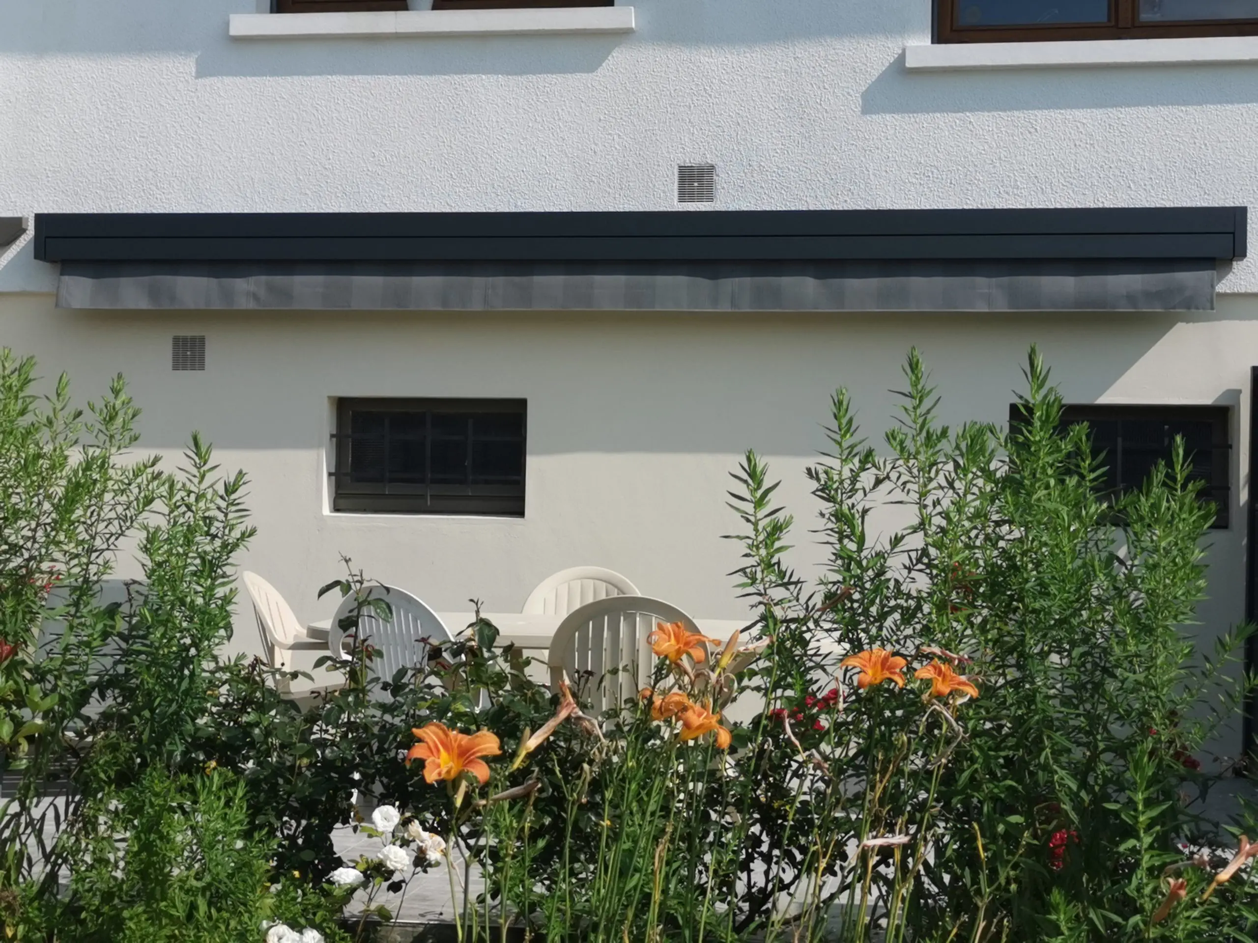 Store coffre Gris Anthracite Store Store banne Store coffre Store autonome Store solaire Store zip Store vertical Store occultant Brise soleil orientable Volet solaire orientable Store bannette Store corbeille Stores terrasse Store fenêtre Store vérandas Store de pergola à Floing près de Sedan
