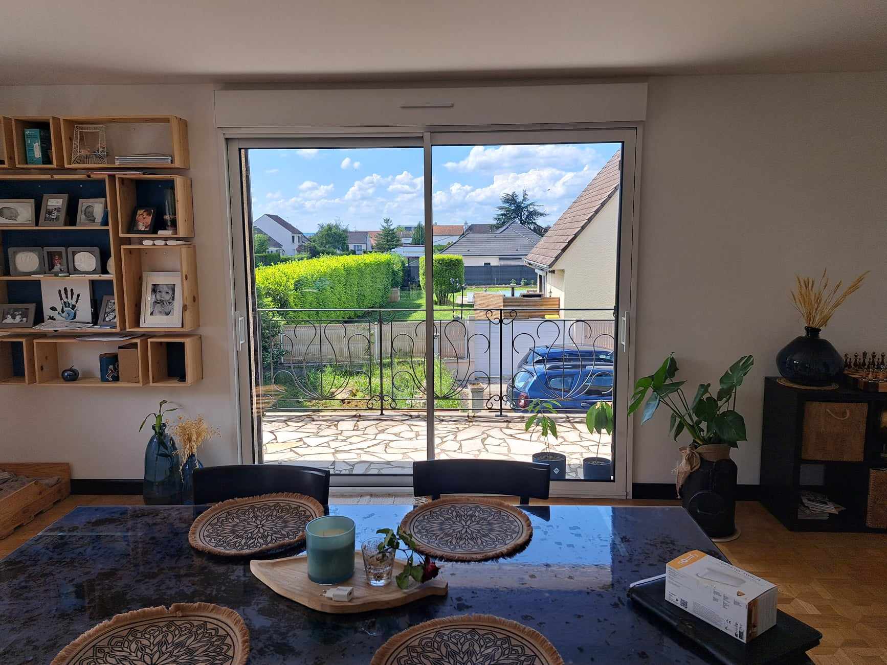 Baie coulissante en Aluminium avec volet roulant intégré Baie vitrée coulissante avec volet intégré avec découpe d'isolation pour gagner un maximum de lumière