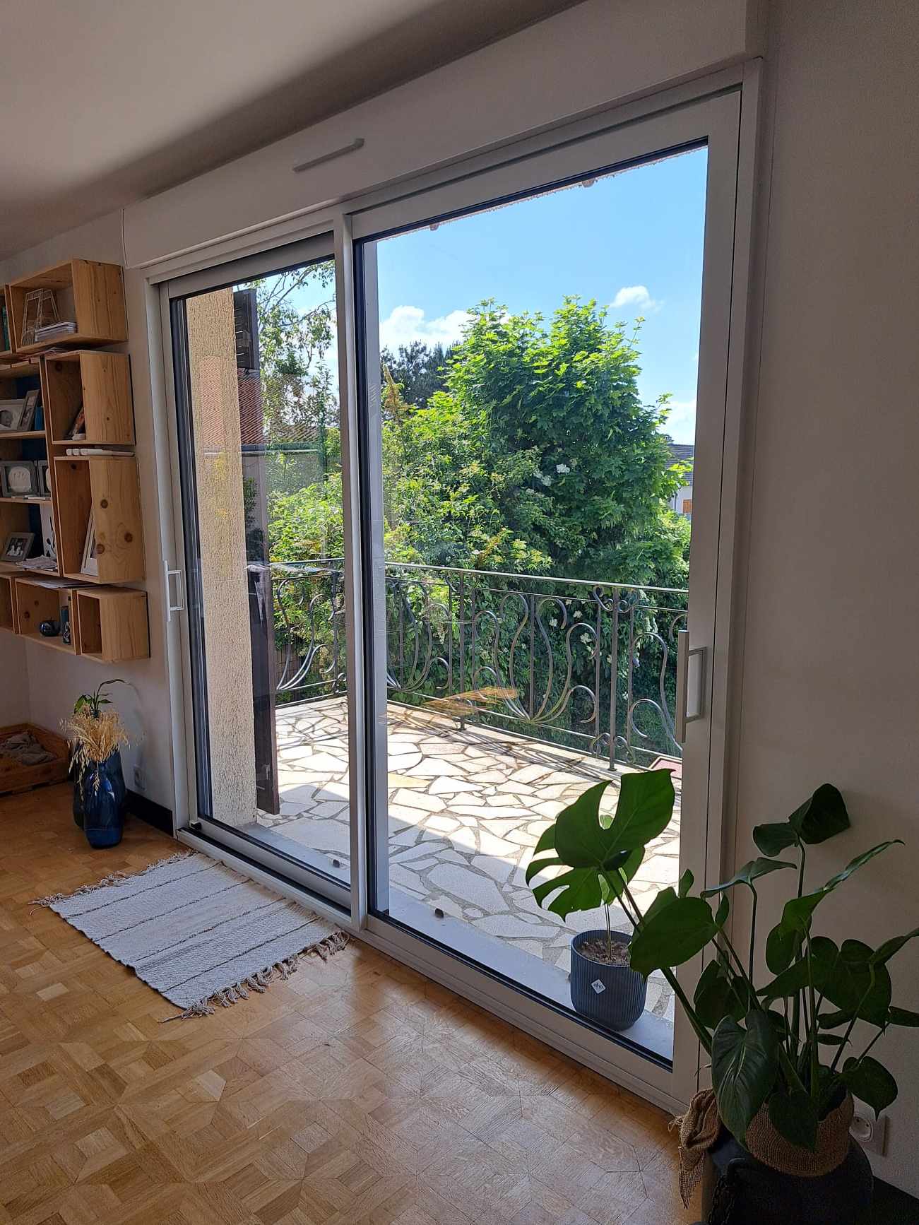Coulissant Aluminium avec volet en bicoloration Baie vitrée coulissante avec volet intégré avec découpe d'isolation pour gagner un maximum de lumière