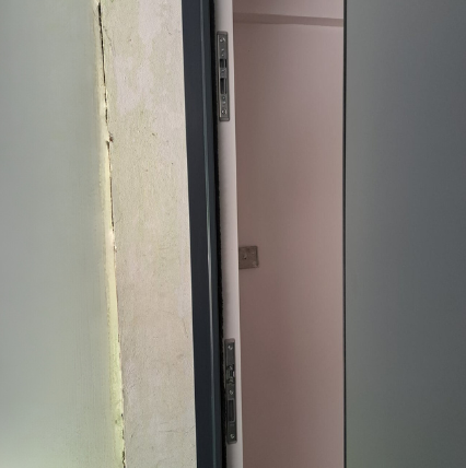 Point de fermeture porte de garage sectionnelle latérale Gâche de porte de garage sectionnelle latérale gris anthracite à Nouzonville