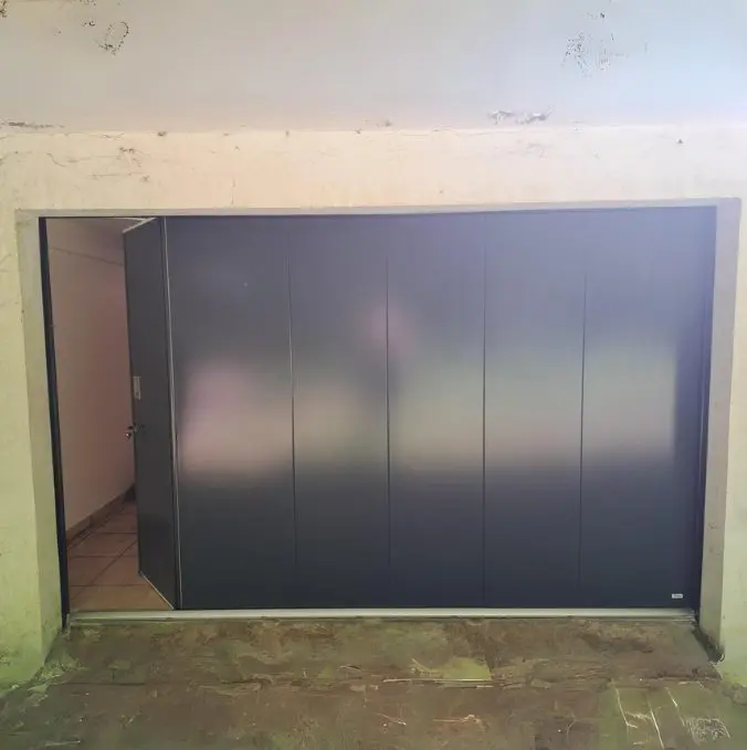 Porte de garage sectionnelle latérale grise Nouzonville Porte de garage sectionnelle latérale gris anthracite à Nouzonville