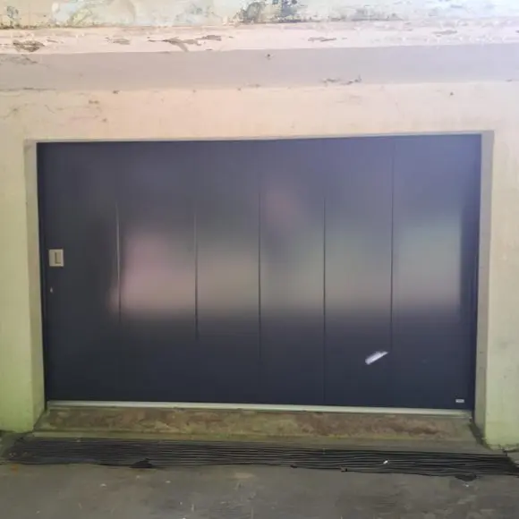 Porte sectionnelle latérale à nouzonville Porte de garage sectionnelle latérale gris anthracite à Nouzonville