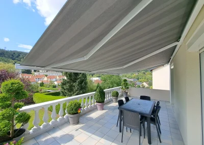 Réalisation du mois à Nouzonville (08) : Un store banne sur mesure pour une protection solaire élégante