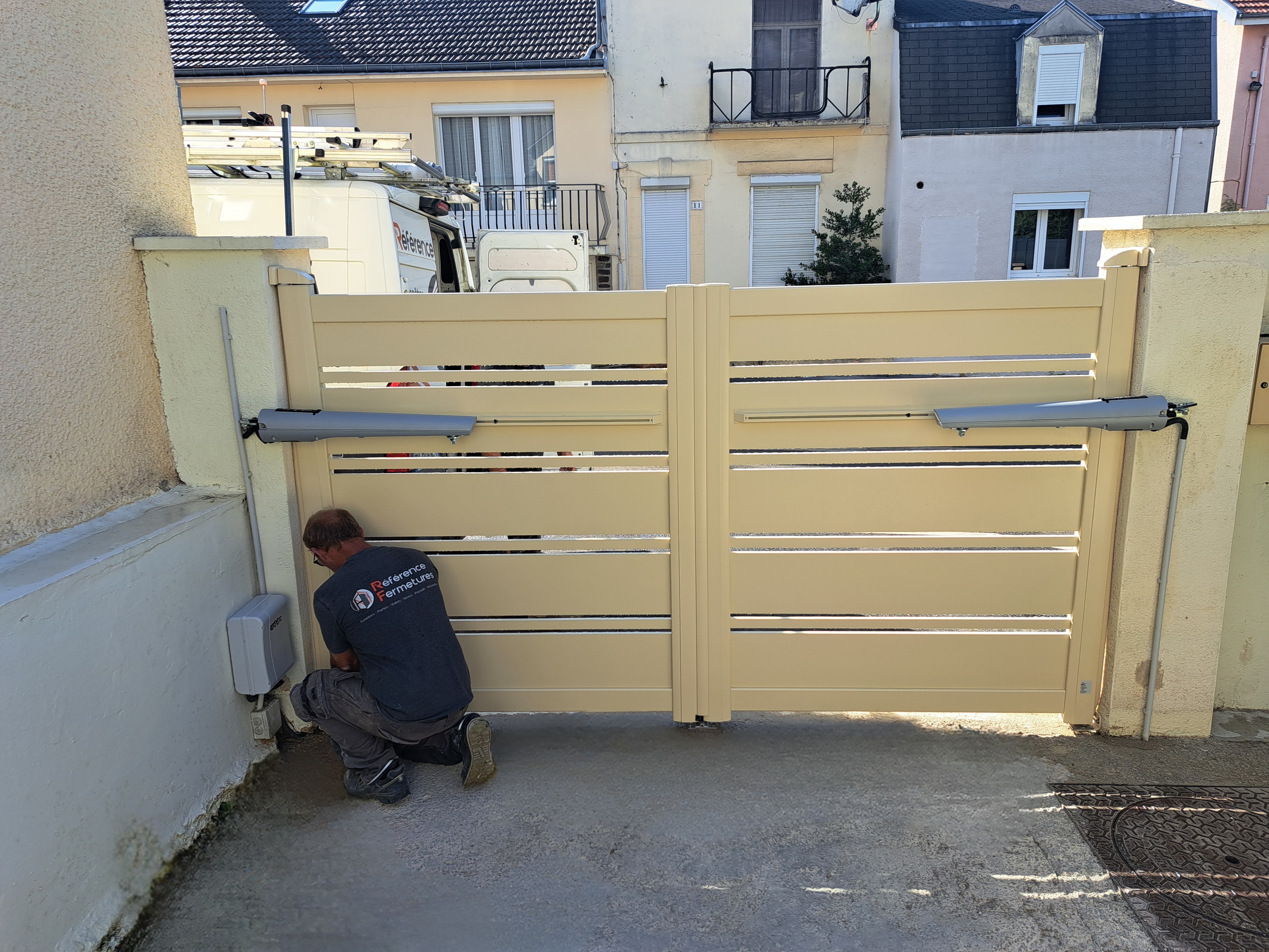 Pose de portail battant aluminium dans les Ardennes Portail battant aluminium crème moderne et motorisé, posé par nos experts