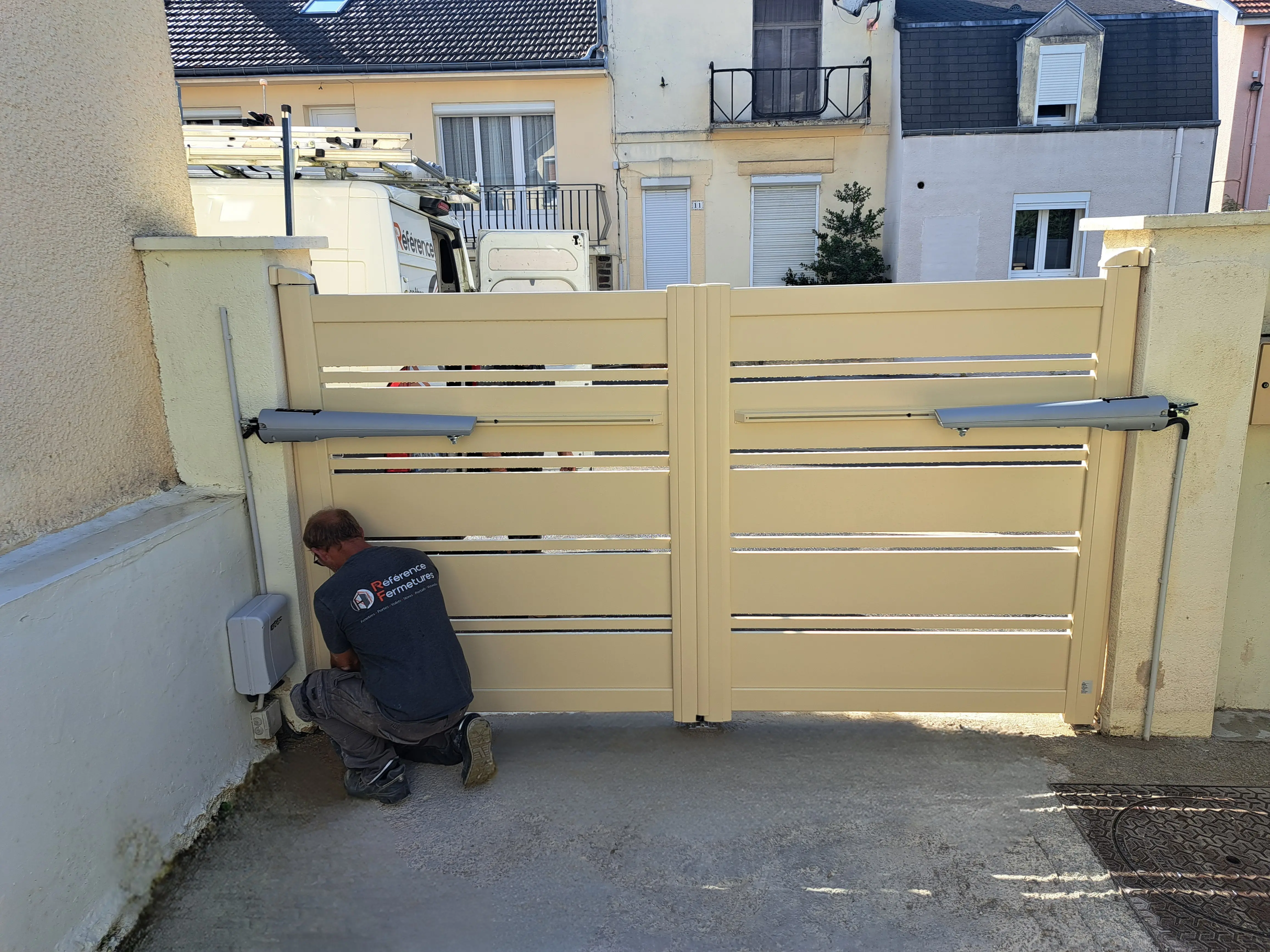 Pose de portail battant aluminium dans les Ardennes Portail battant aluminium crème moderne et motorisé, posé par nos experts